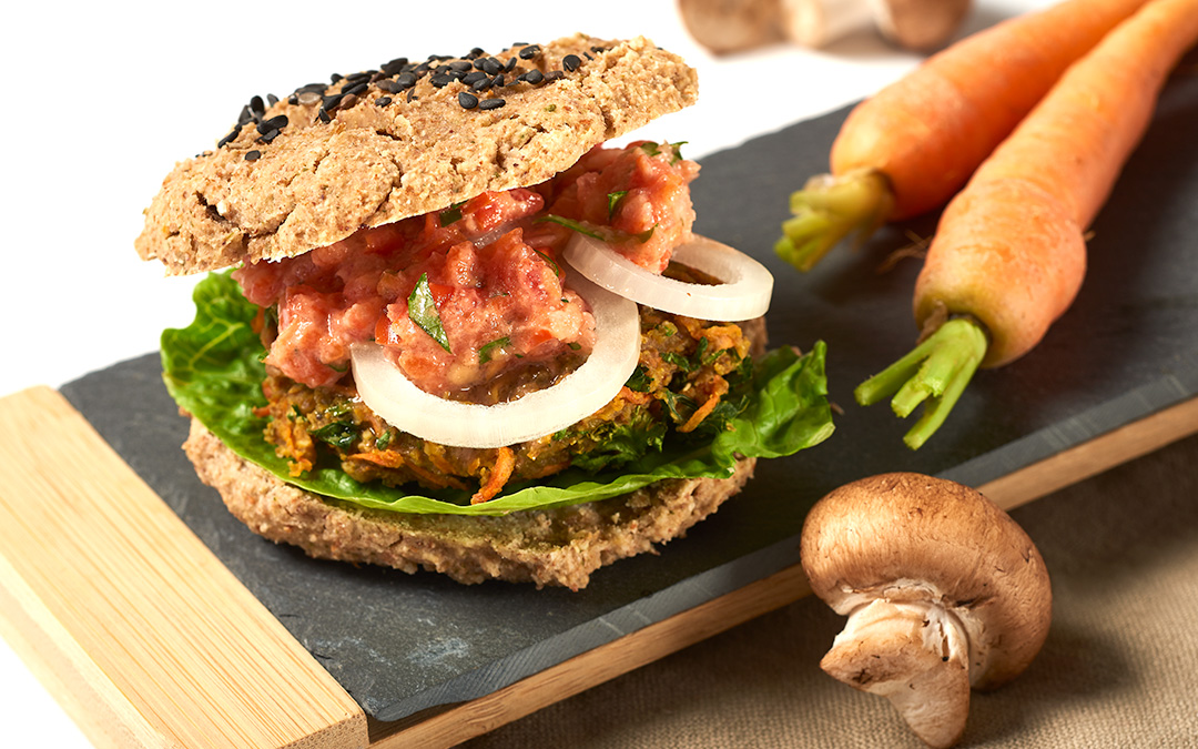 Roh-vegane Burger-Brötchen mit Sesam