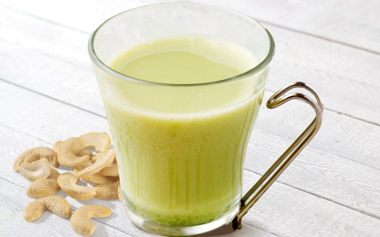 Cashew-Matcha-Drink