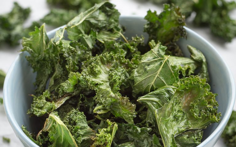 Grünkohl-Curry-Chips