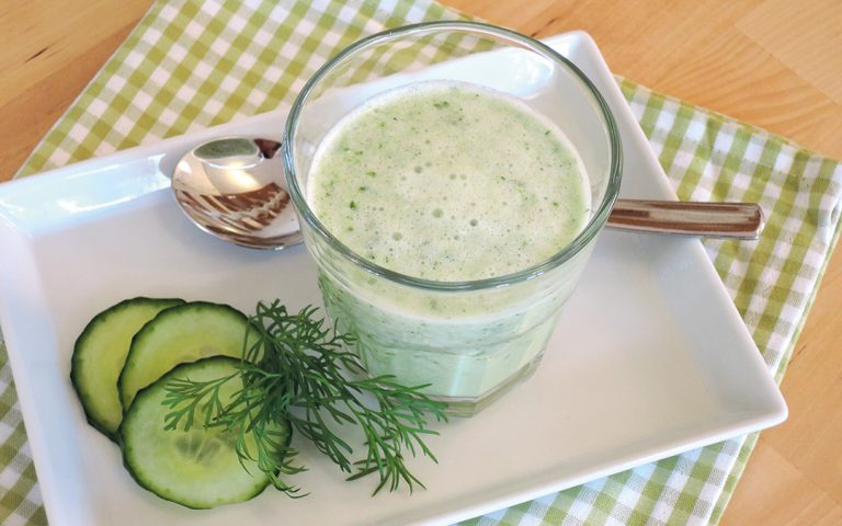 Vegane Rohkost Gurkensuppe: Detox zum Genießen