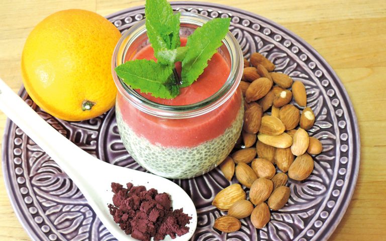 Mandel-Chia-Pudding mit Acai-Beeren-Soße