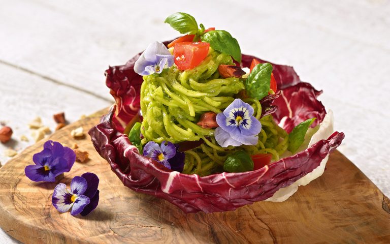 Zucchini-Nudeln mit essbaren Blüten