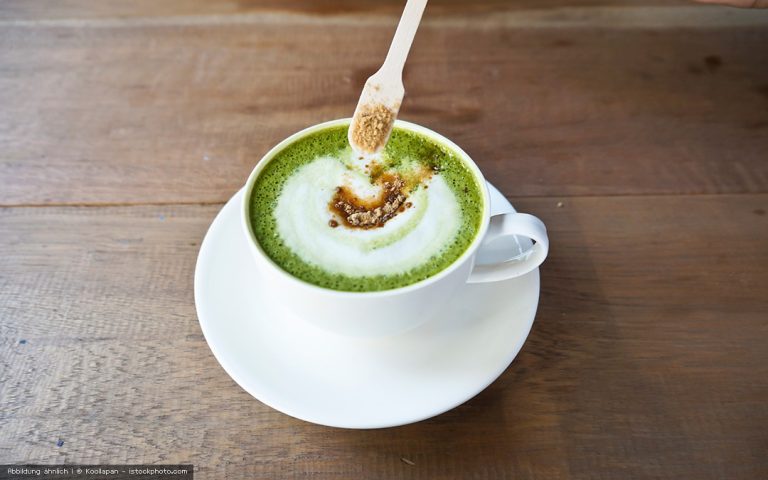 Warmer Matcha Latte mit Zimt