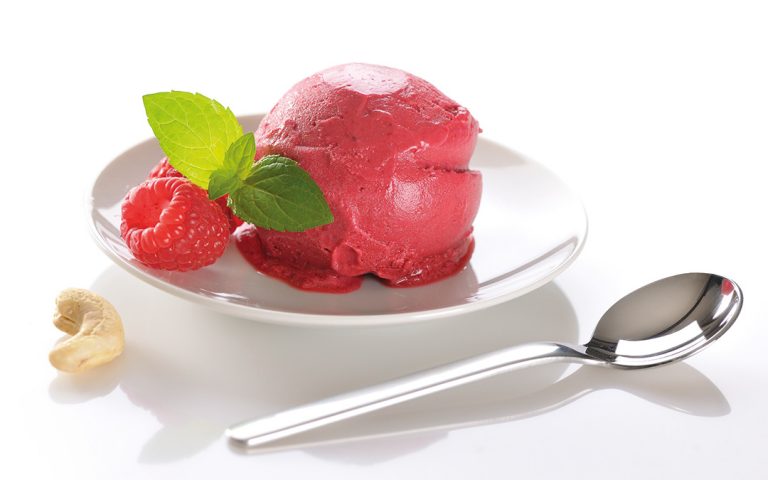 Himbeer-Eiscreme in Rohkost-Qualität