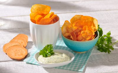 Süßkartoffel-Chips mit Kräuter-Dip