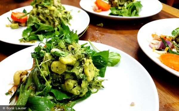 Grün auf Grün: Zucchini in Thai Basilikum Pesto auf Wildkräutern in Passionsfrucht Vinaigrette von Boris Lauser